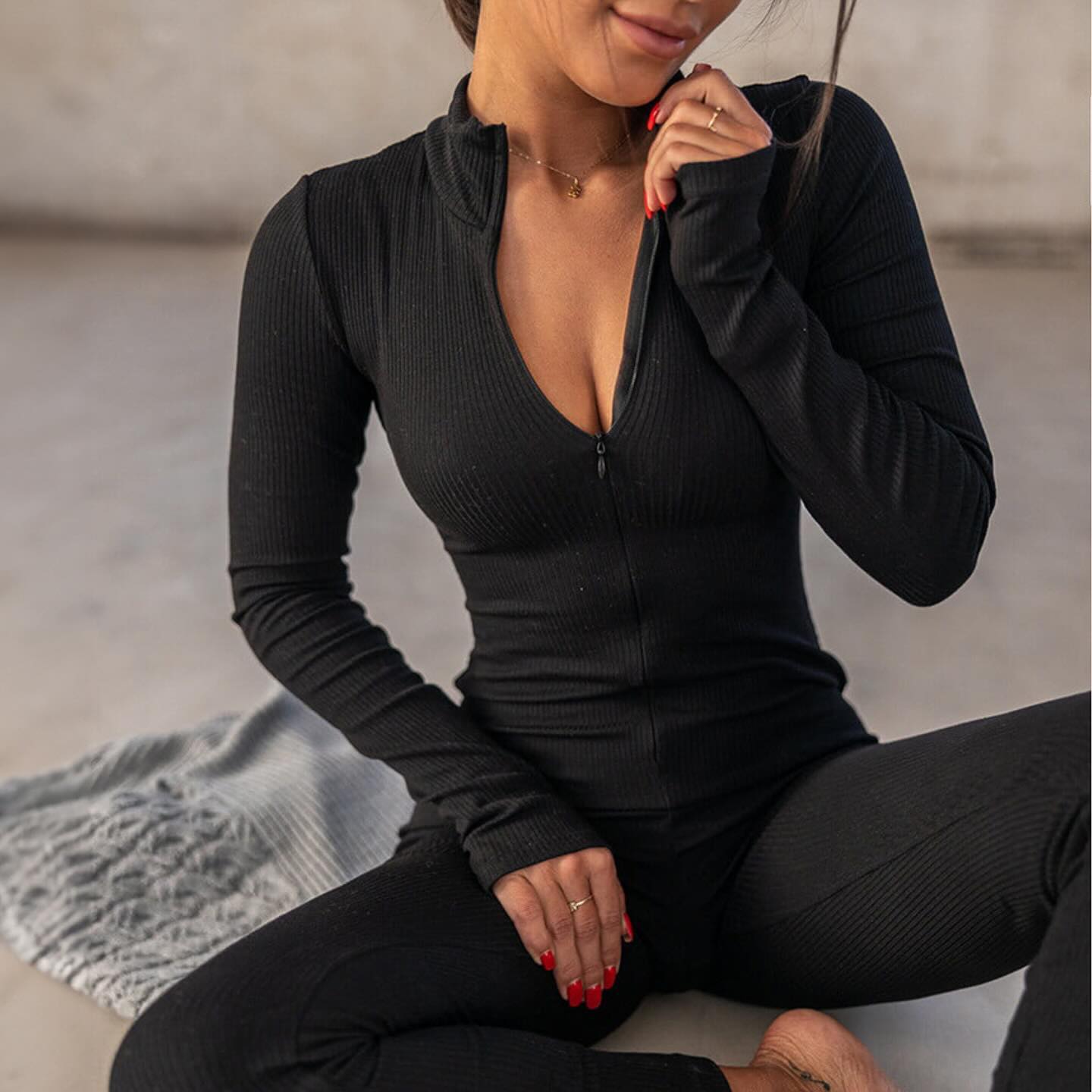 Amira- dopasowany kombinezon z dzianiny w prążek- czarny 13