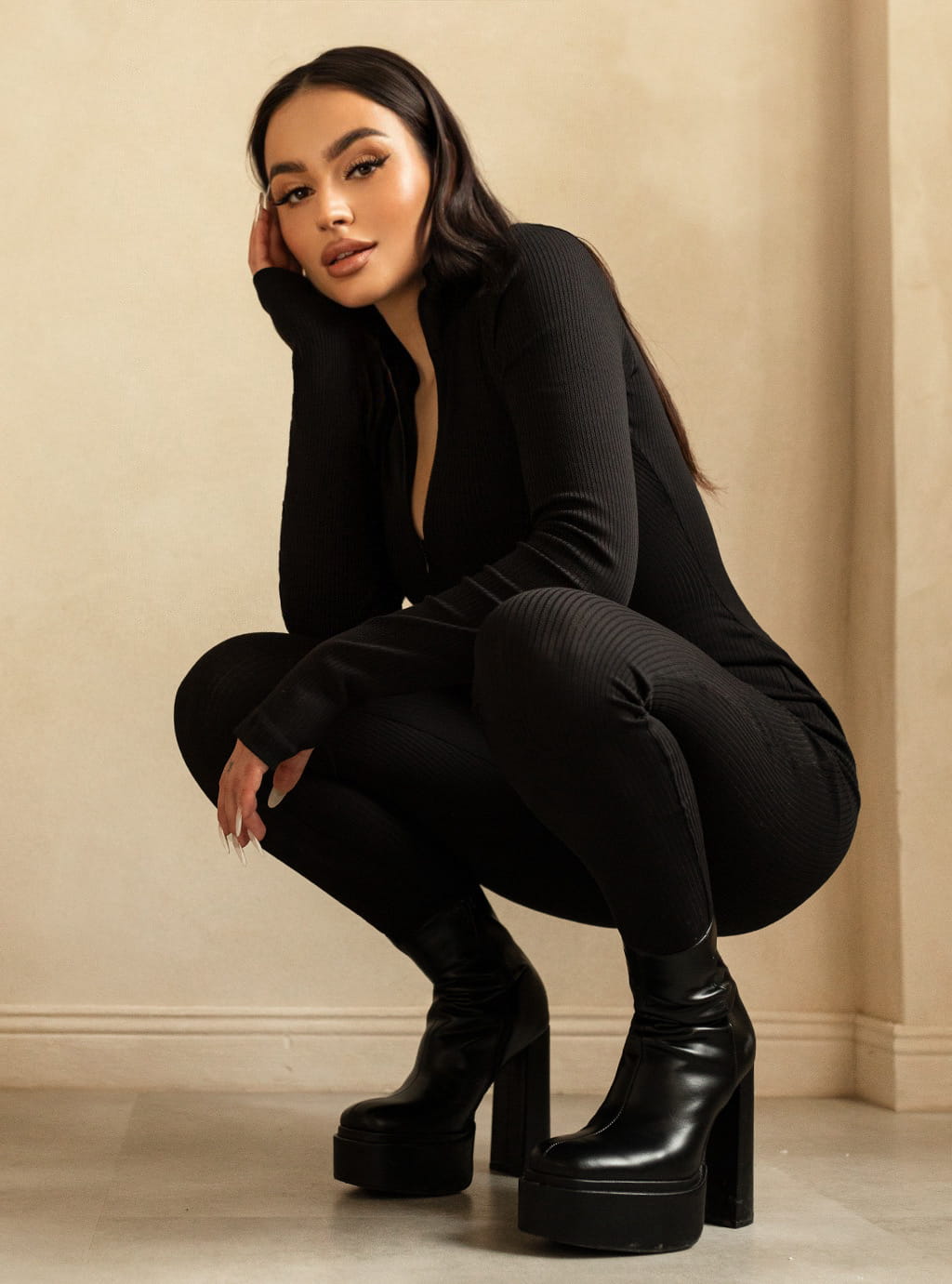 Amira- dopasowany kombinezon z dzianiny w prążek- czarny 33