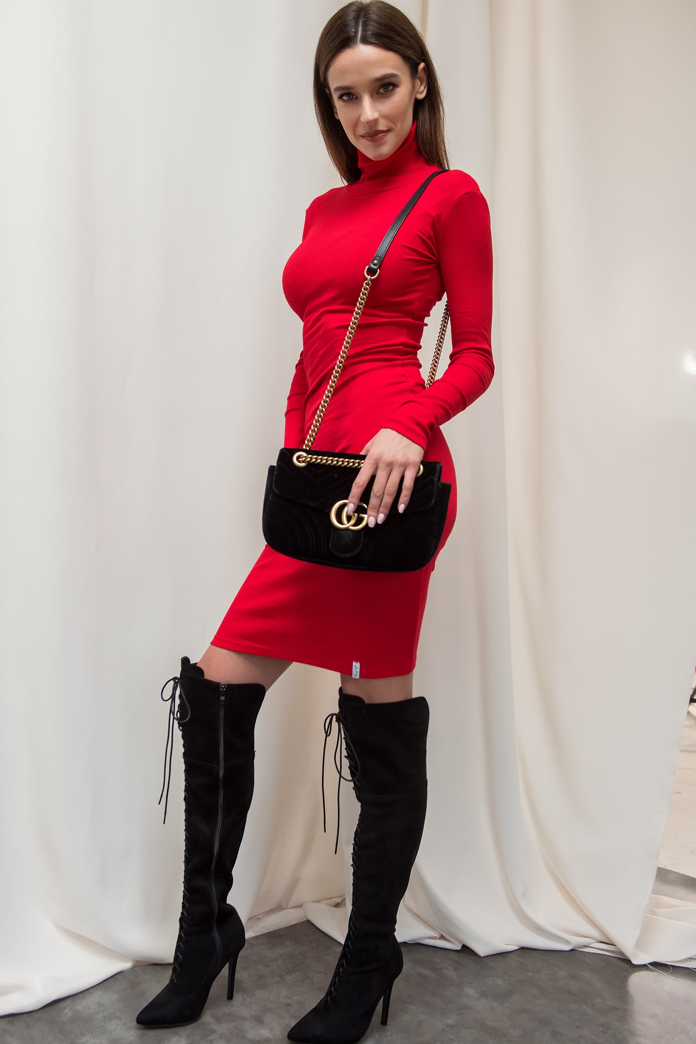 Beki - dopasowana sukienka z prążkowanej dzianiny z długim rękawem i gołymi plecami - czerwona 2