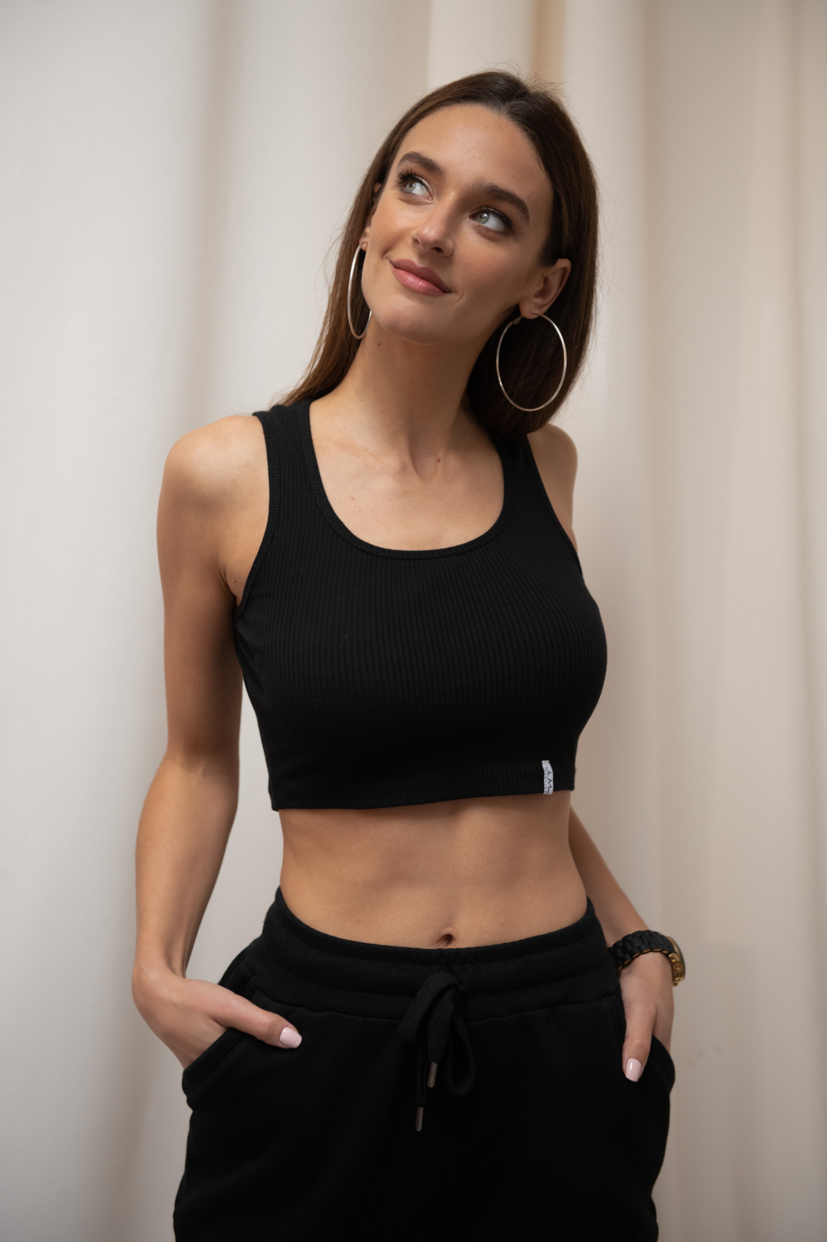 Krop Top - krótki top prążek na grubych ramiączkach, z okrągłym dekoltem - Czarny