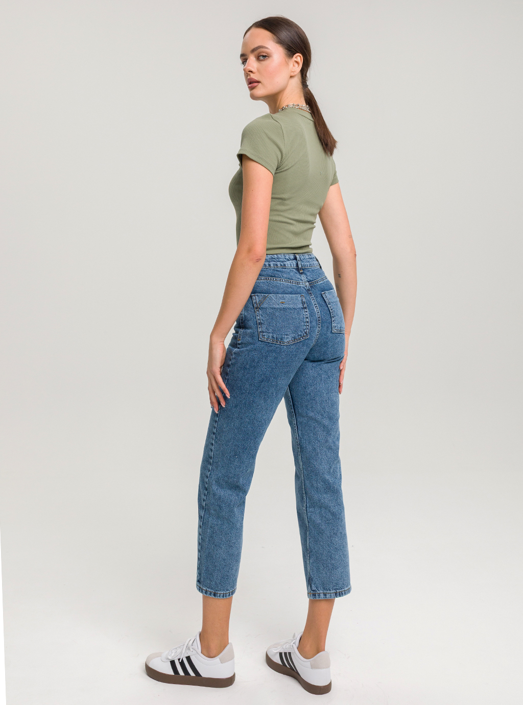 Dopasowana bluzka PEEL SHORT  z prążkowej dzianiny z krótkim rękawem khaki 3