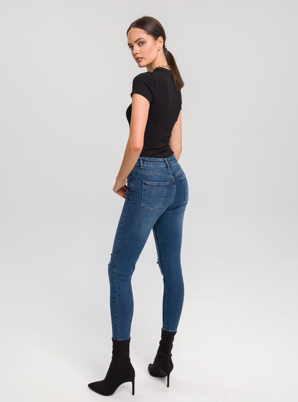 Dopasowana bluzka PEEL SHORT  z prążkowej dzianiny z krótkim rękawem czarna 3