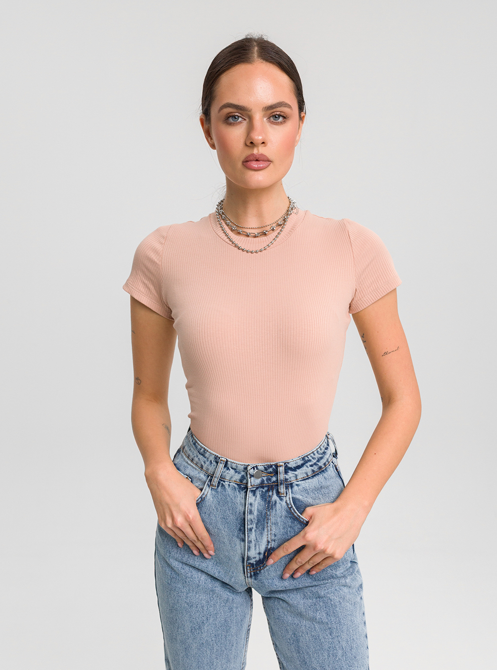 Dopasowana bluzka PEEL SHORT  z prążkowej dzianiny z krótkim rękawem beżowa 2