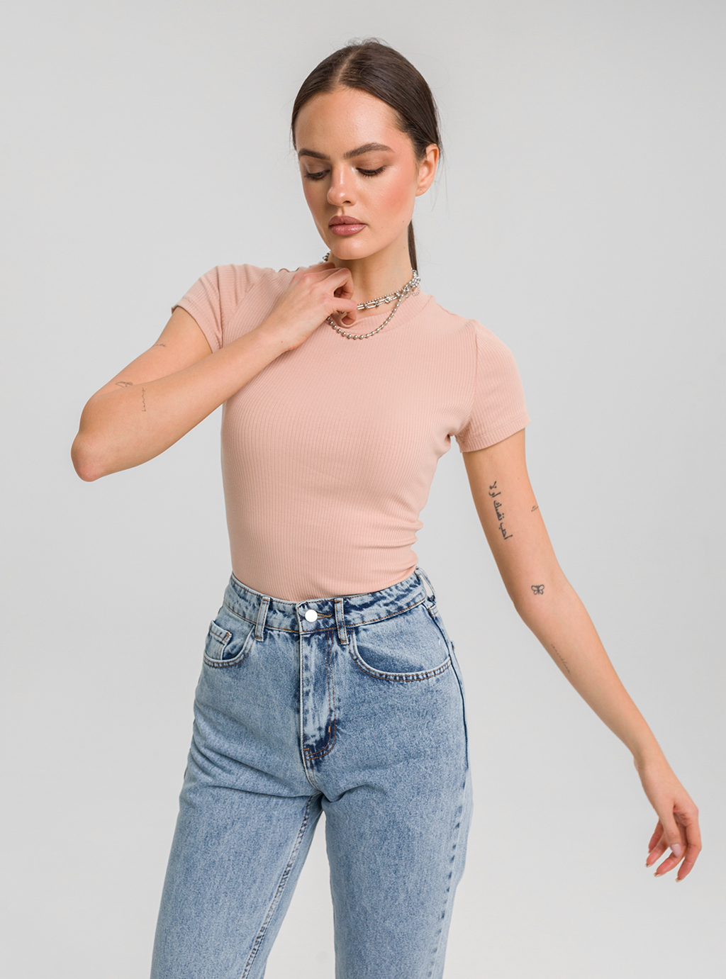 Dopasowana bluzka PEEL SHORT  z prążkowej dzianiny z krótkim rękawem beżowa