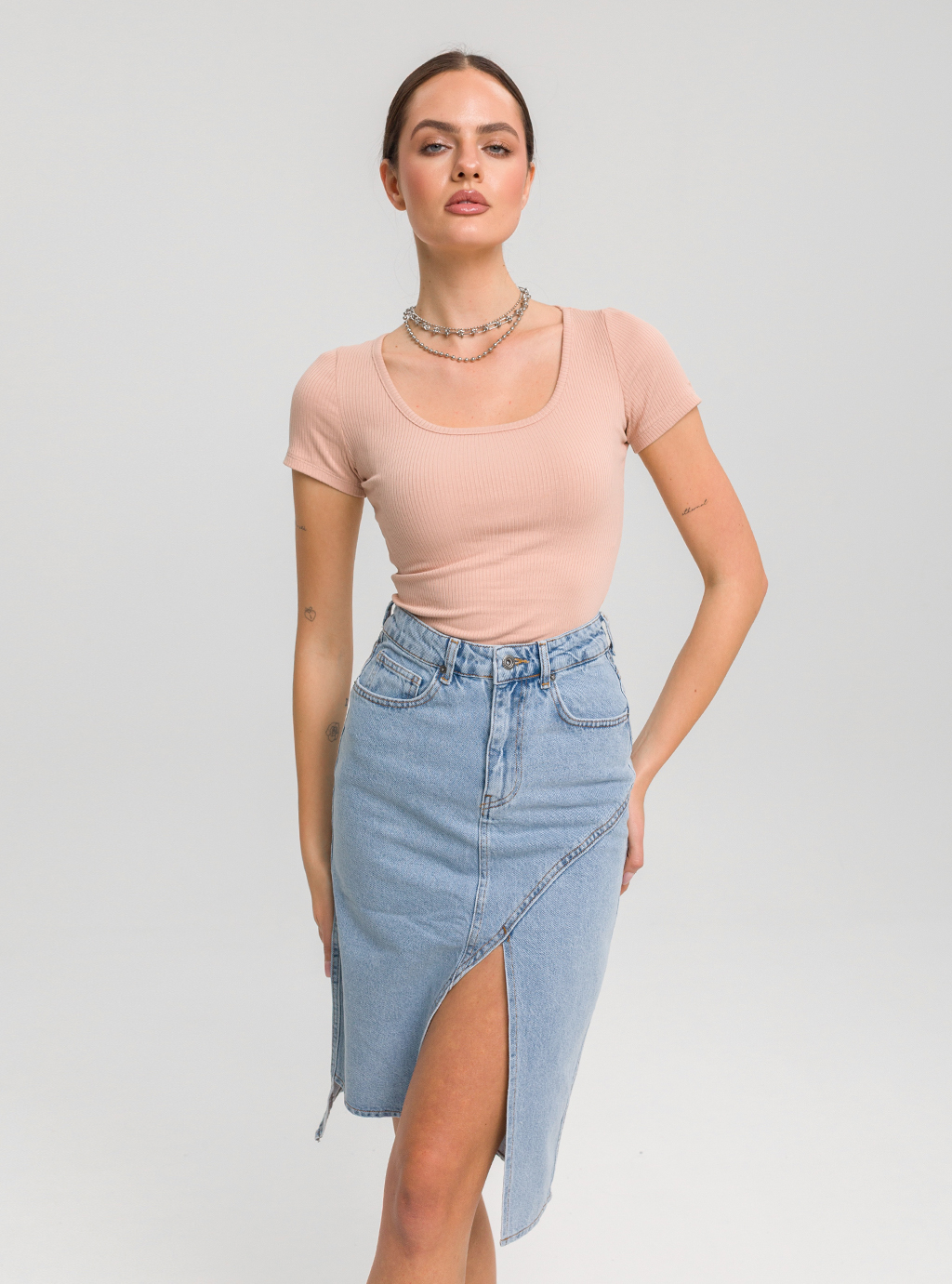 Dopasowana bluzka MOOD SHORT  z prążkowej dzianiny z krótkim rękawem beżowa 5