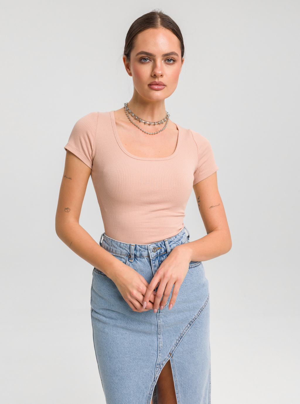 Dopasowana bluzka MOOD SHORT  z prążkowej dzianiny z krótkim rękawem beżowa