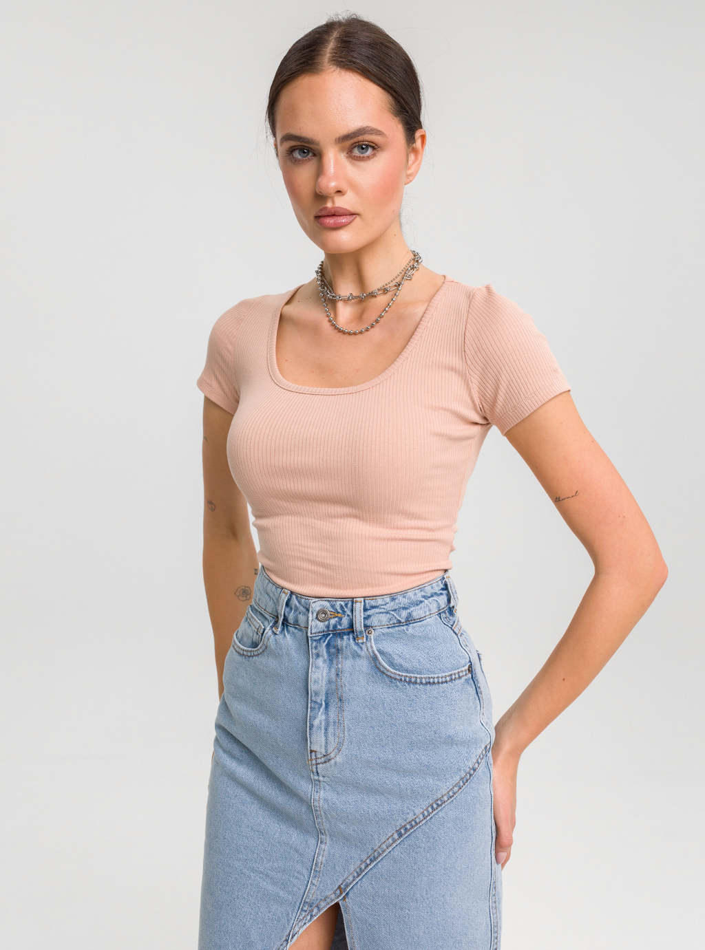 Dopasowana bluzka MOOD SHORT  z prążkowej dzianiny z krótkim rękawem beżowa 2