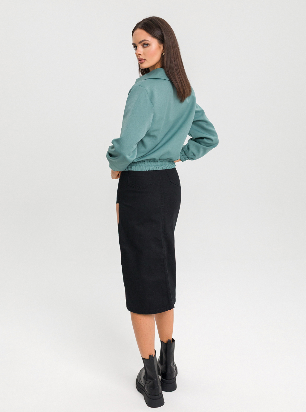 Spódnica "8432" z wysokim rozcięciem Czarna  4