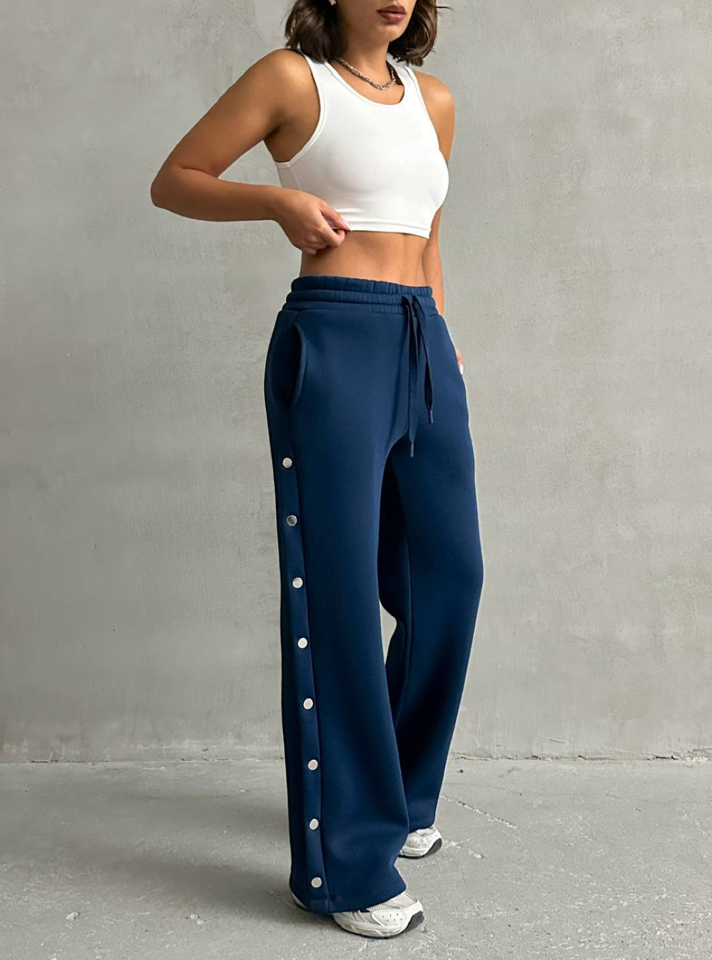 EMI - SPODNIE DRESOWE Z SZEROKĄ NOGAWKĄ ORAZ OZDOBNYMI ZATRZASKAMI - GRANAT