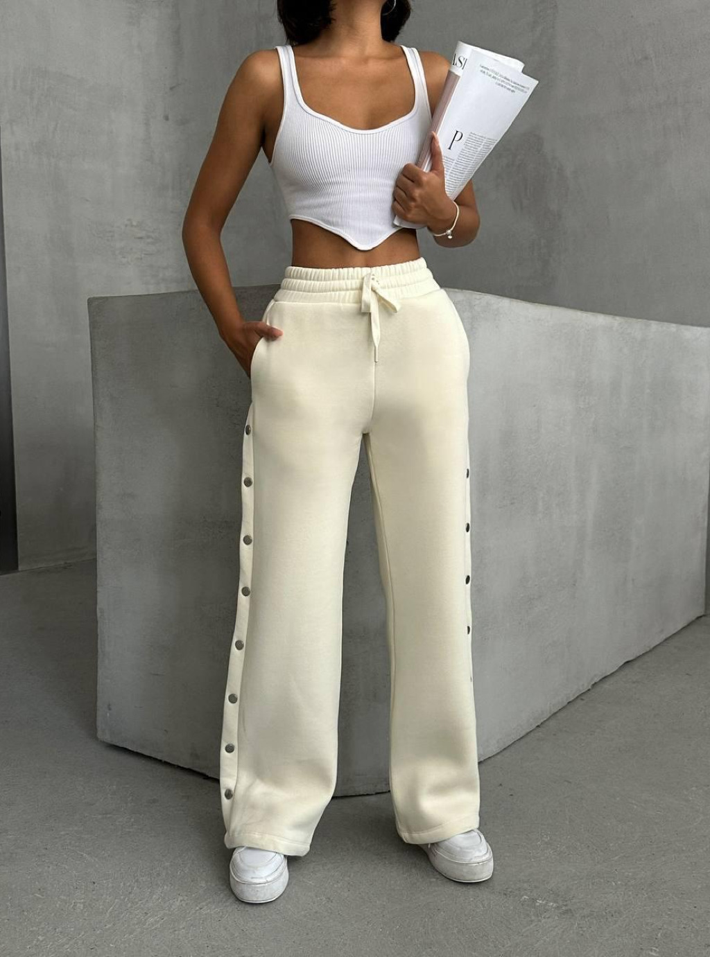 EMI - SPODNIE DRESOWE Z SZEROKĄ NOGAWKĄ ORAZ OZDOBNYMI ZATRZASKAMI - KREM