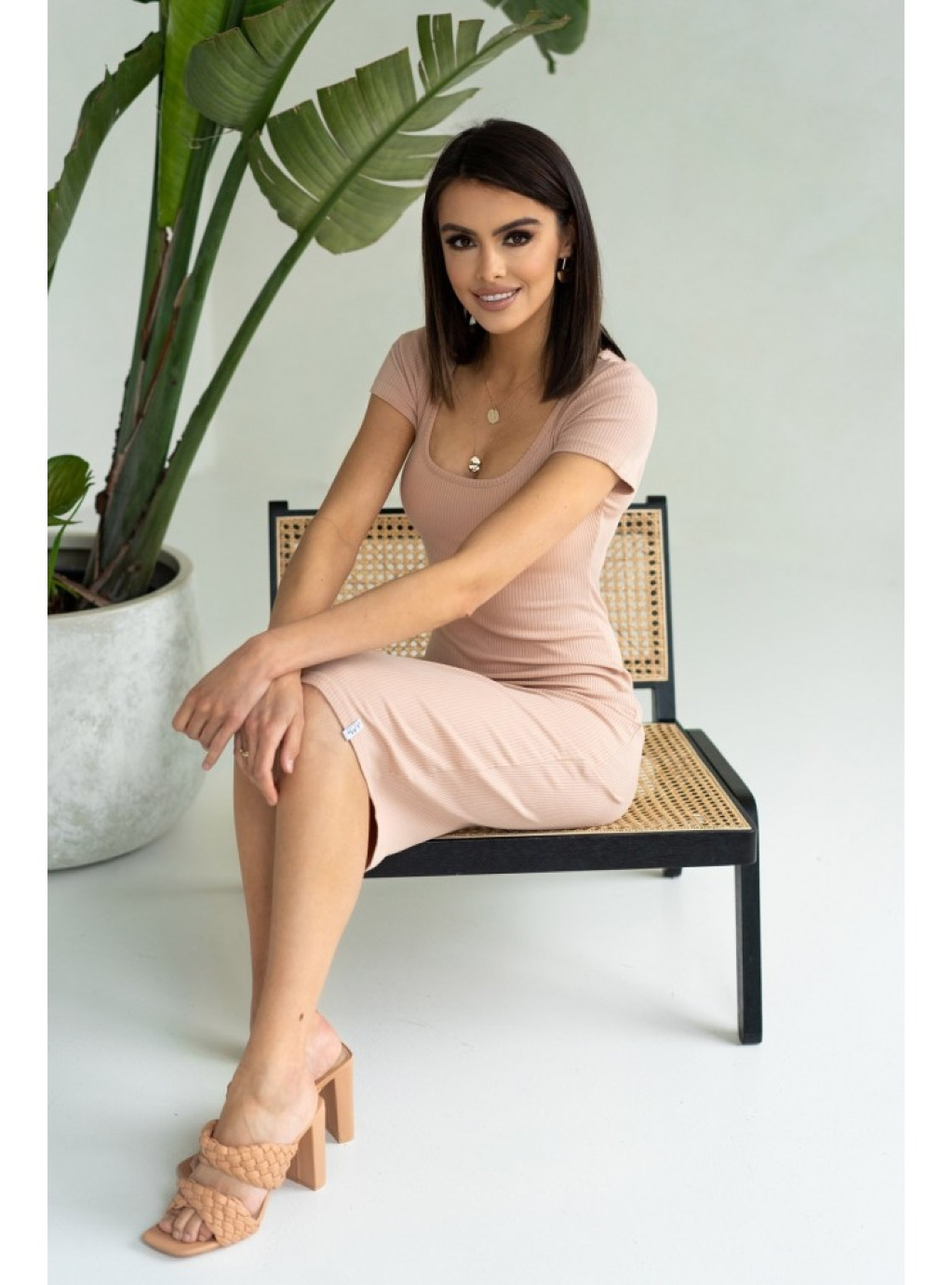 Mood Short - dopasowana sukienka z prążkowanej dzianiny z krótkim rękawem i okrągłym dekoltem - Beż