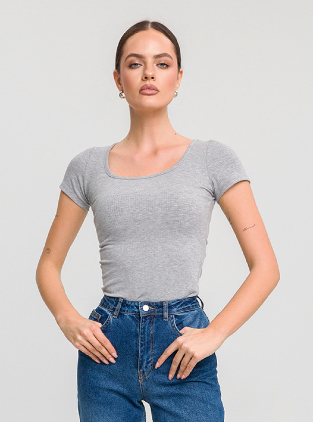 Dopasowana bluzka MOOD SHORT  z prążkowej dzianiny z krótkim rękawem szara