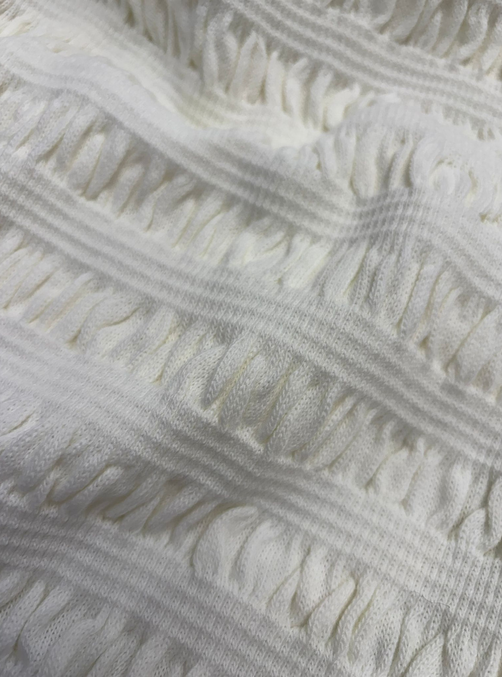 PERII - sukienka dzianinowa z marszczeniami - biała 4