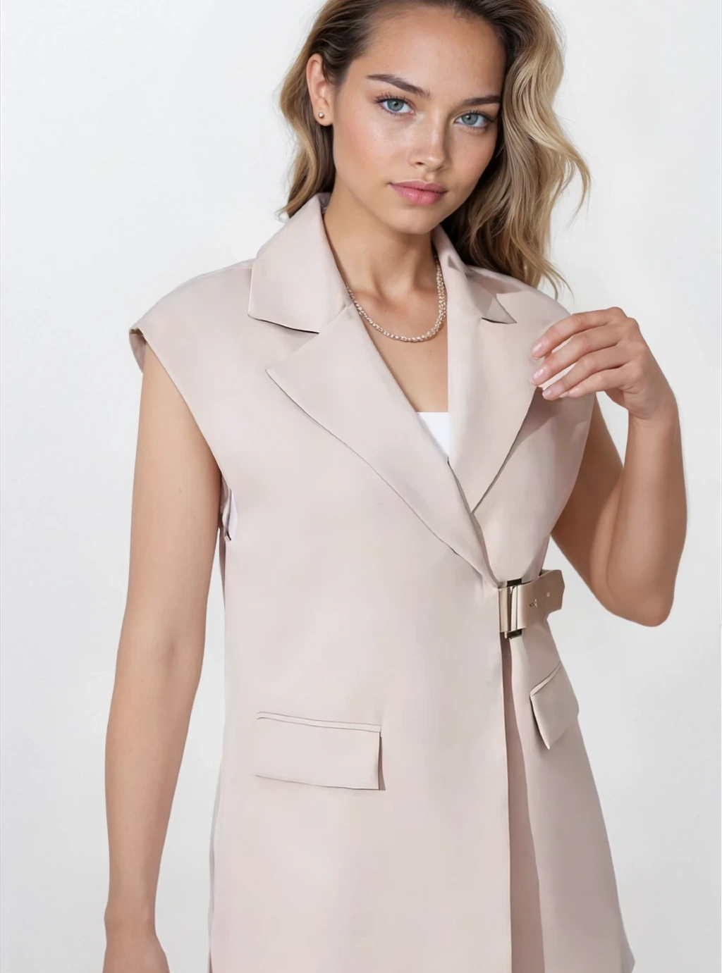 MIJA - kamizelka z klamrą oraz dekoldem z klapą  - beż  2