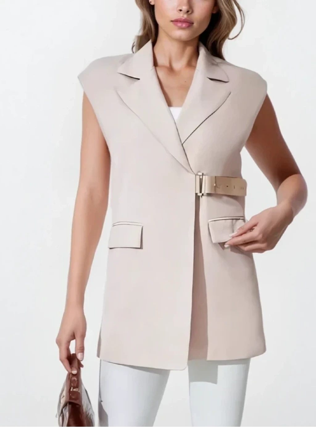 MIJA - kamizelka z klamrą oraz dekoldem z klapą  - beż 