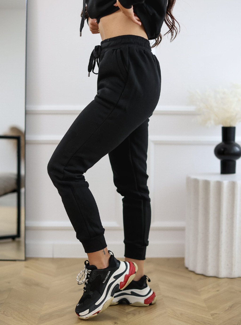 Spodnie dresowe Lea 2 ze ściągaczem i wyższym stanem kolor czarny