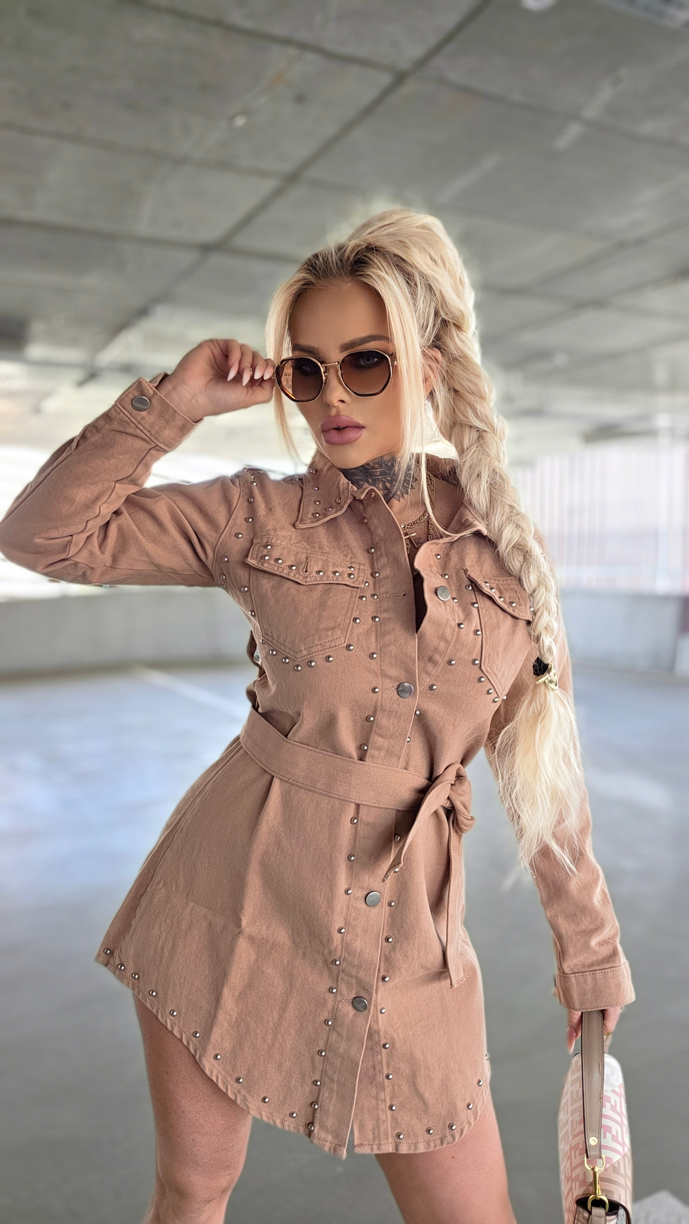 Sukienka Nomad – Beżowa koszulowa sukienka z nitami 9