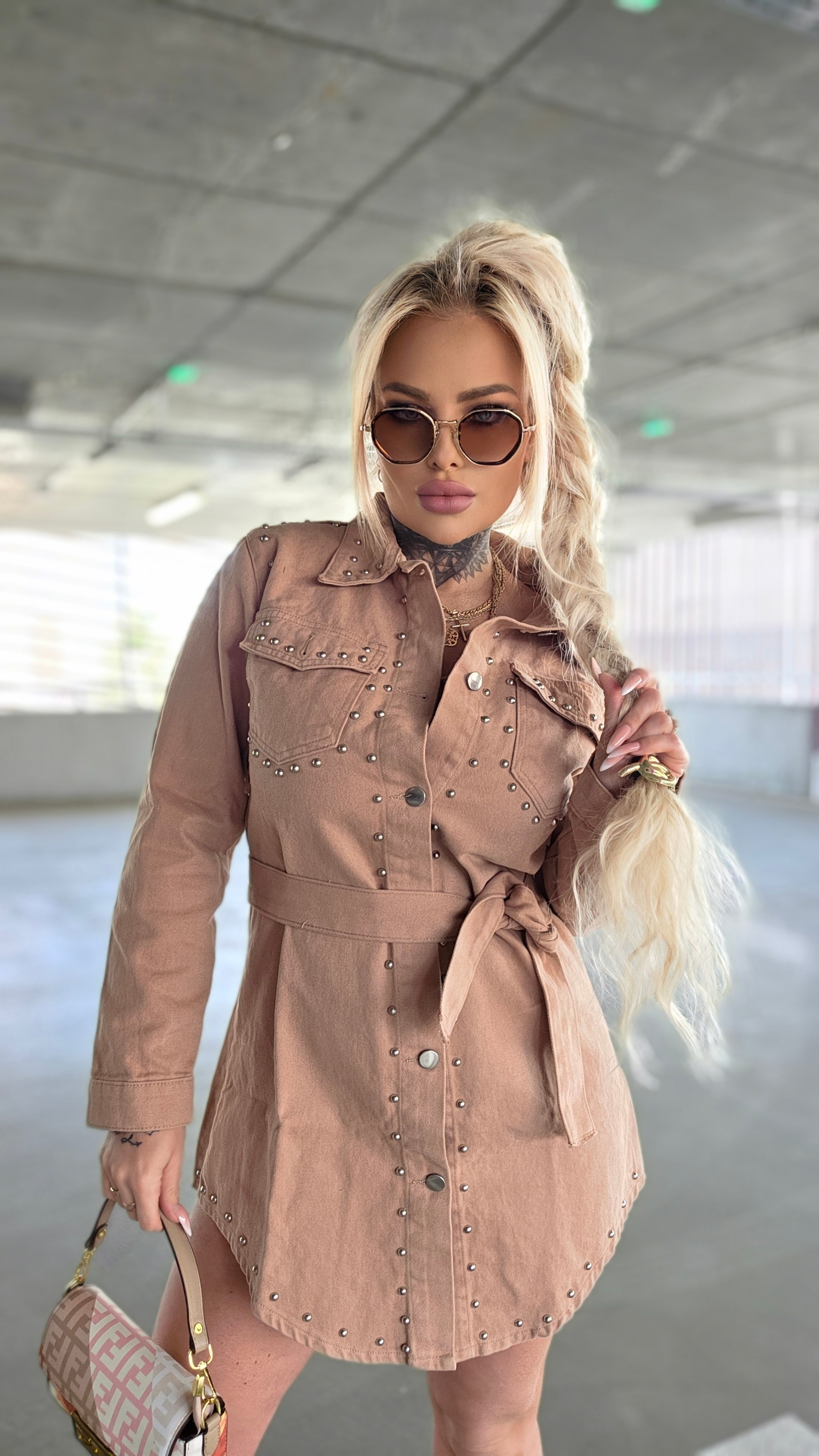 Sukienka Nomad – Beżowa koszulowa sukienka z nitami 10