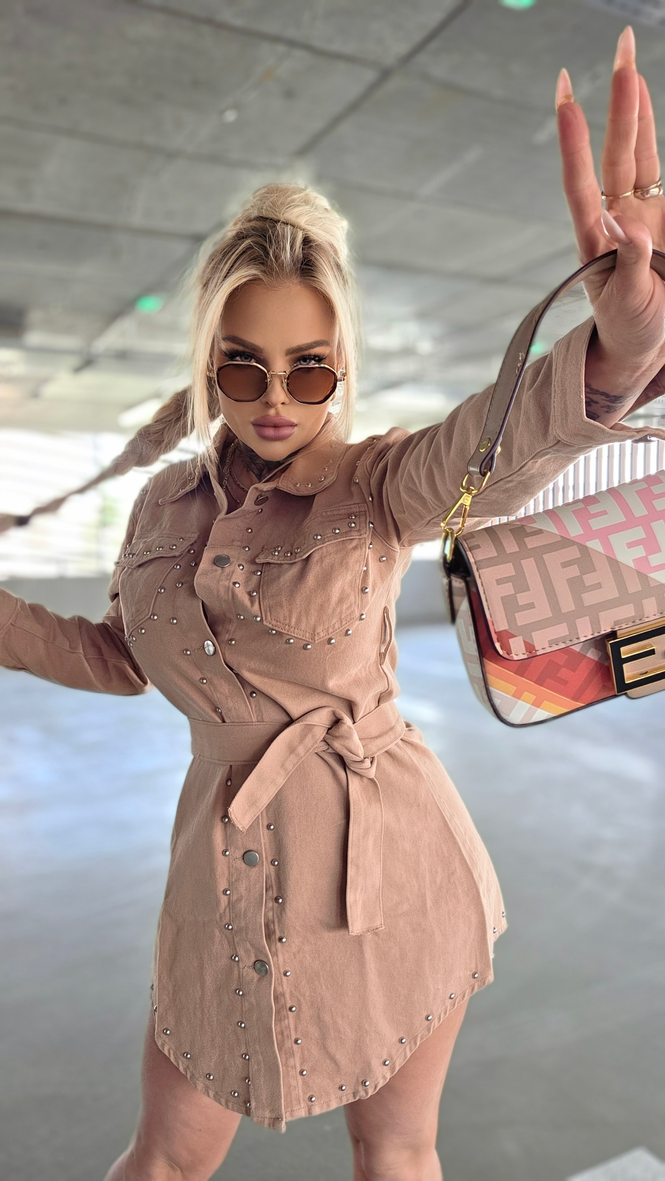 Sukienka Nomad – Beżowa koszulowa sukienka z nitami 11