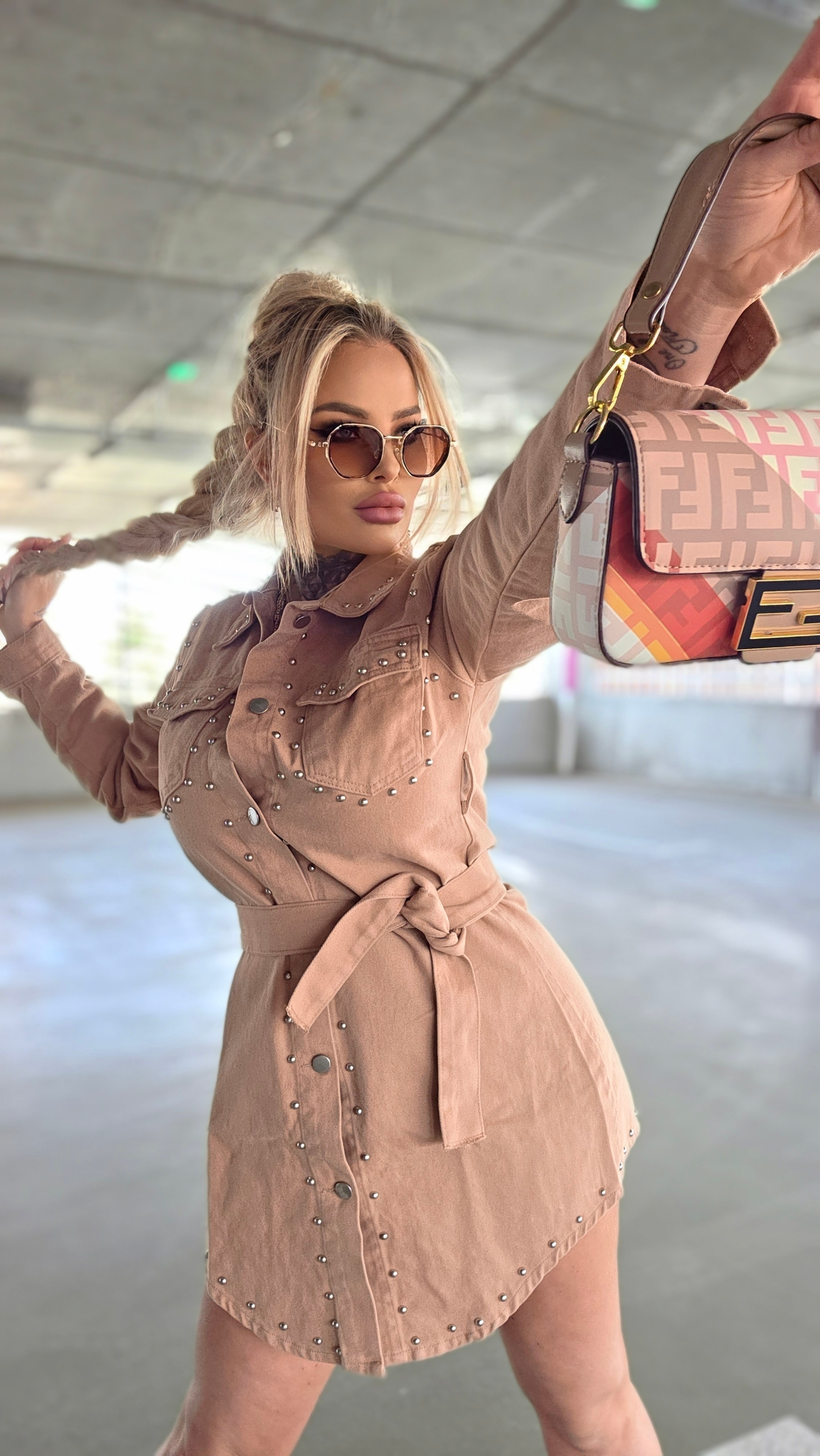 Sukienka Nomad – Beżowa koszulowa sukienka z nitami 12