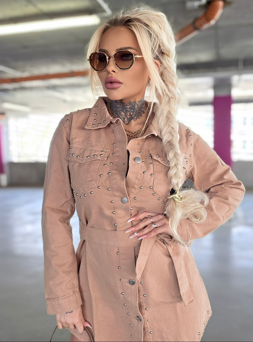 Sukienka Nomad – Beżowa koszulowa sukienka z nitami 2