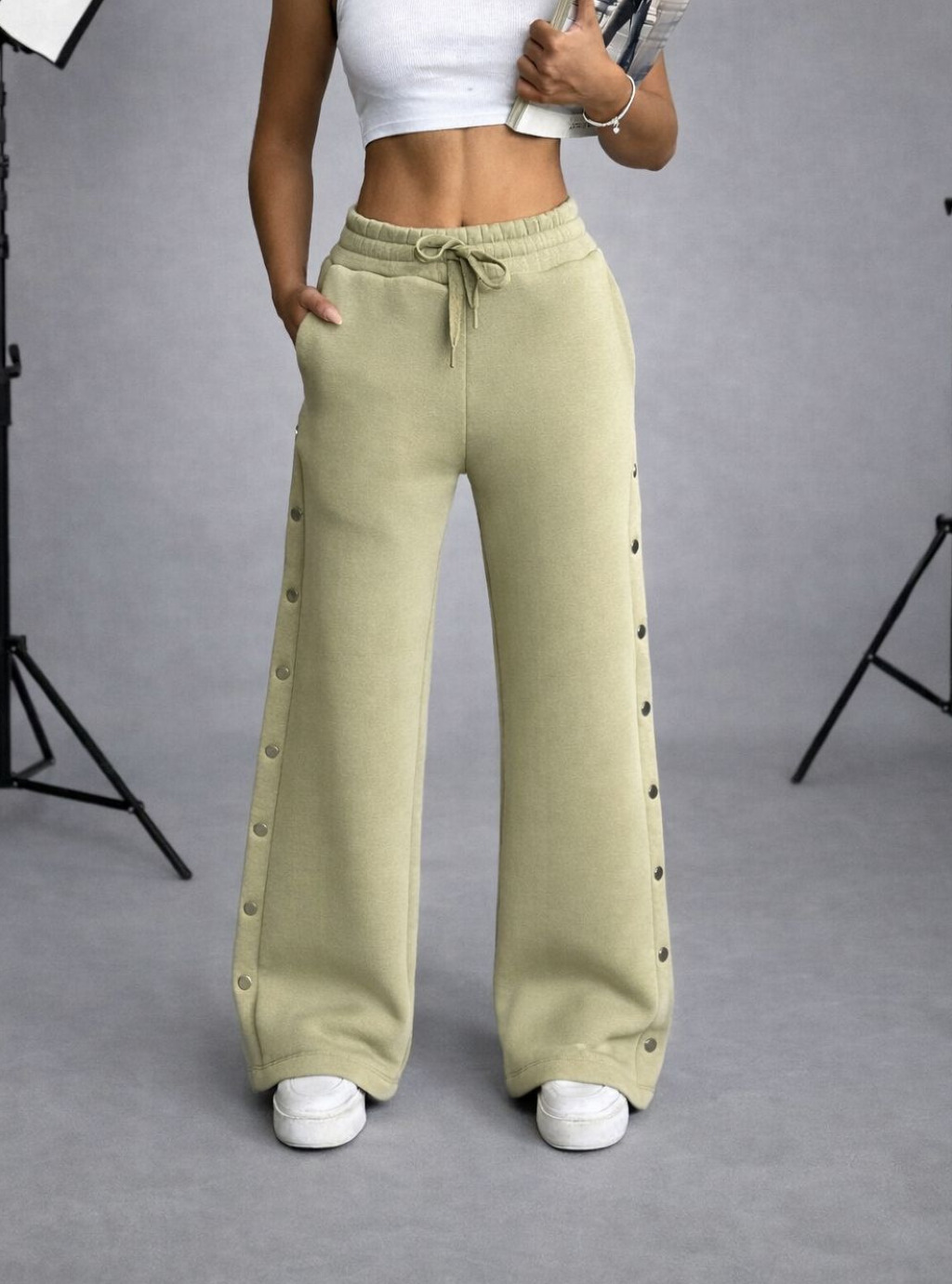 EMI - SPODNIE DRESOWE Z SZEROKĄ NOGAWKĄ ORAZ OZDOBNYMI ZATRZASKAMI - OLIWKA