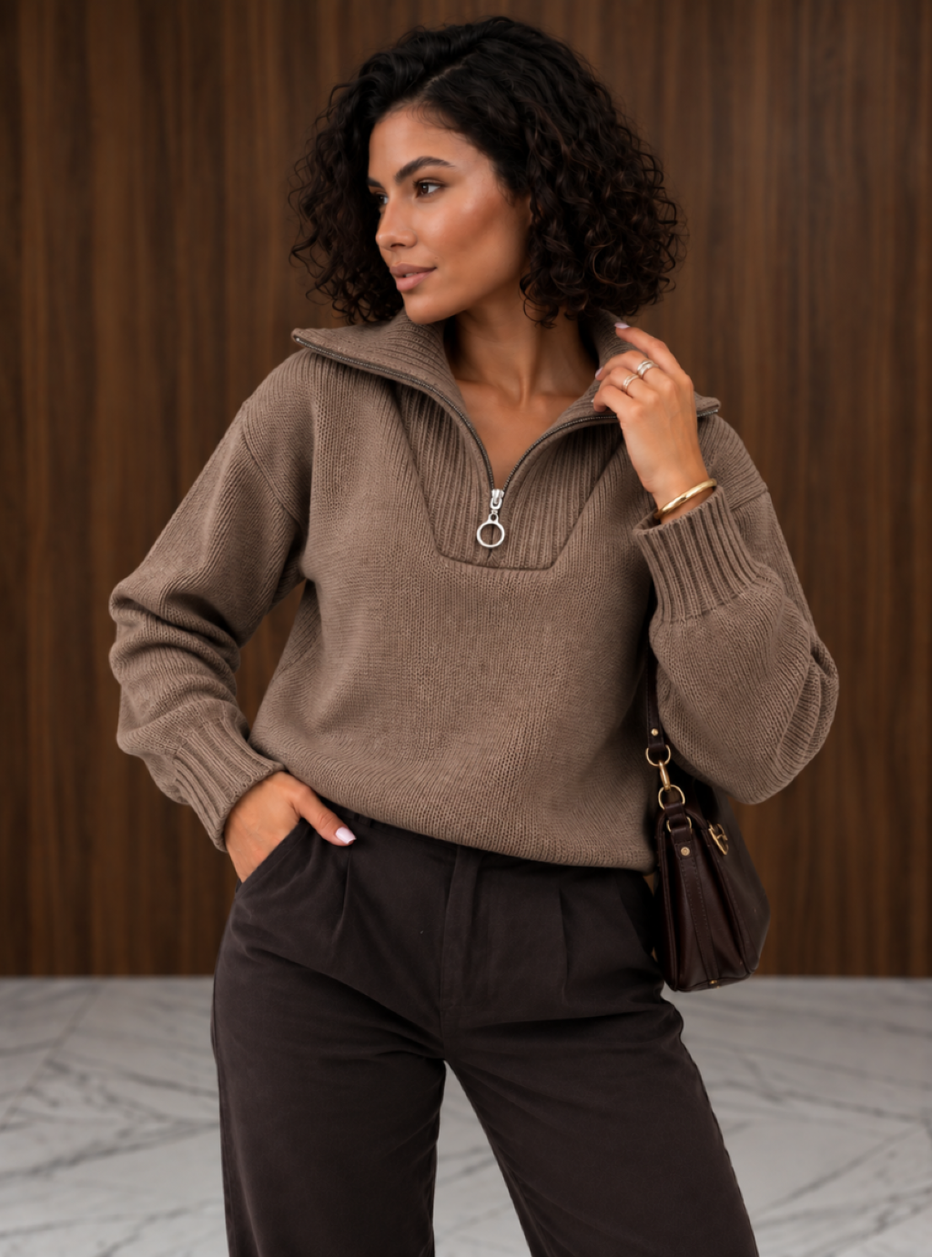 Urban - modny damski sweter z wysokim kołnierzem i zamkiem - taupe