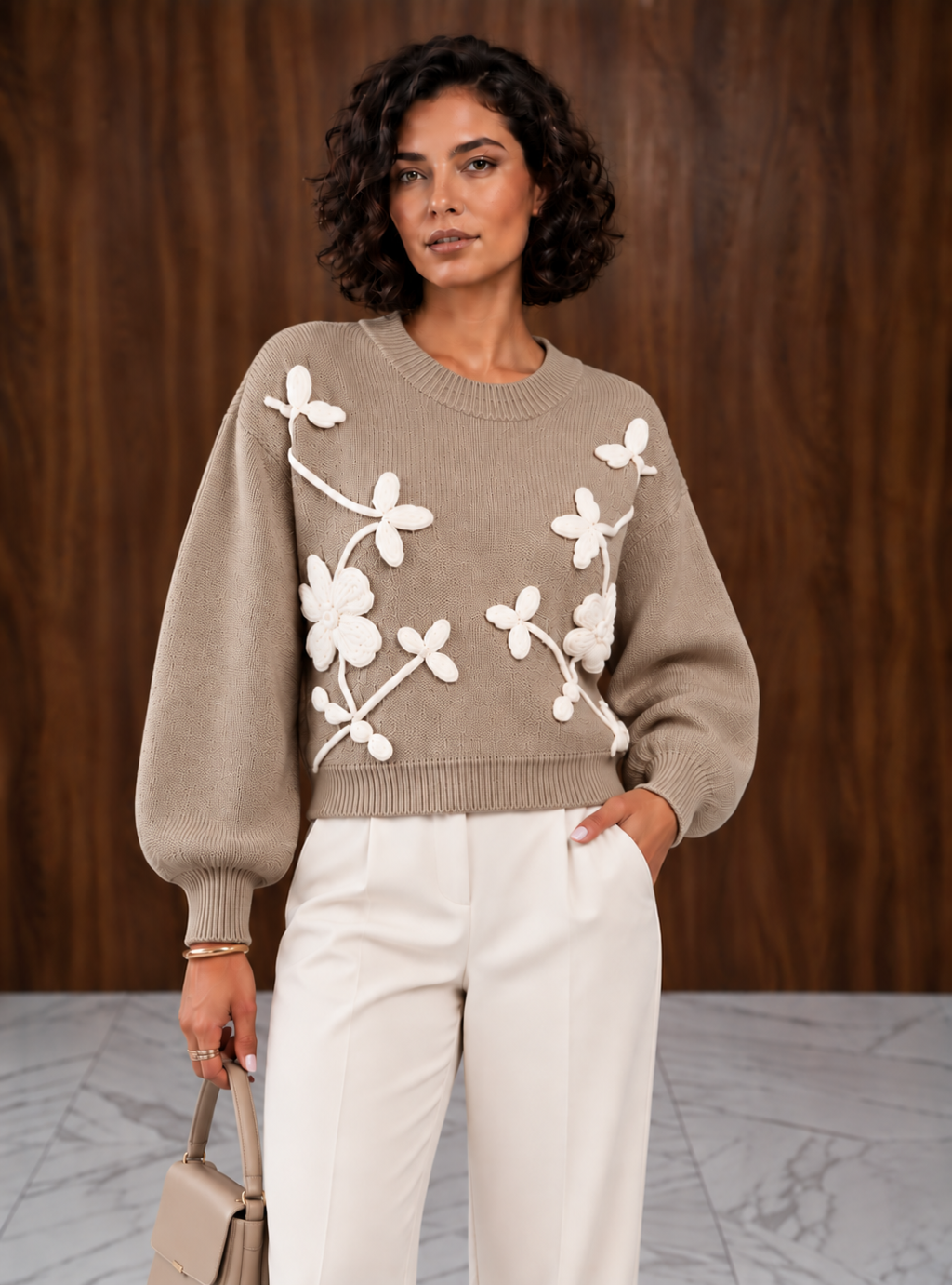Flower - sweter damski z kwiatowym motywem z długim rękawem - cappuccino